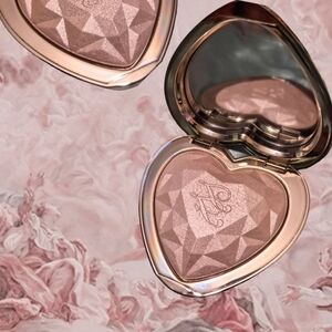 Too Faced Highlighter